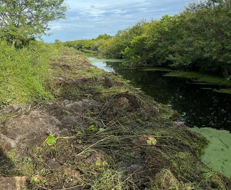 Vala obstruída pelas chuvas é limpa em Laguna