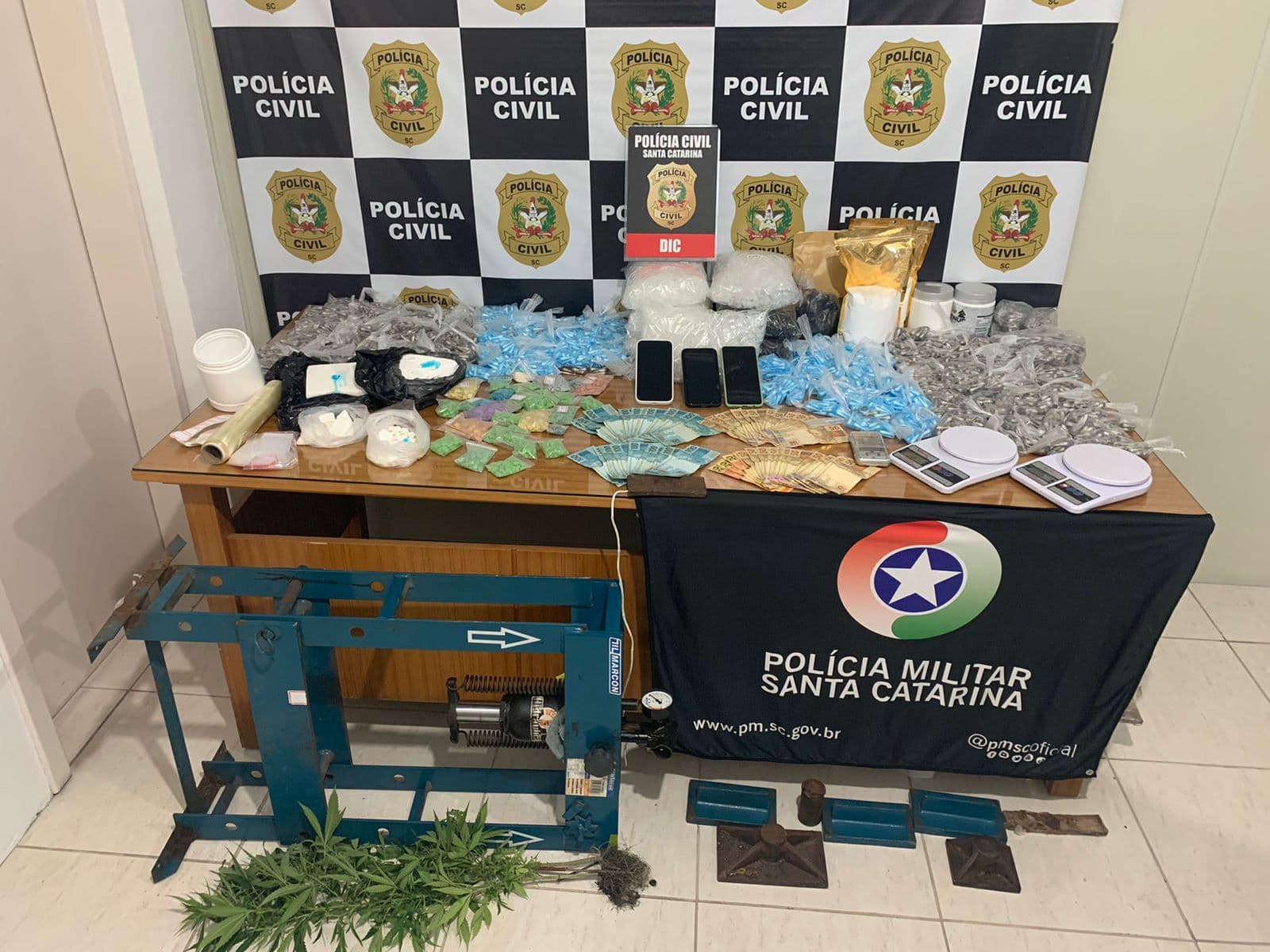 Grande quantidade de drogas é apreendida durante operação em Tubarão