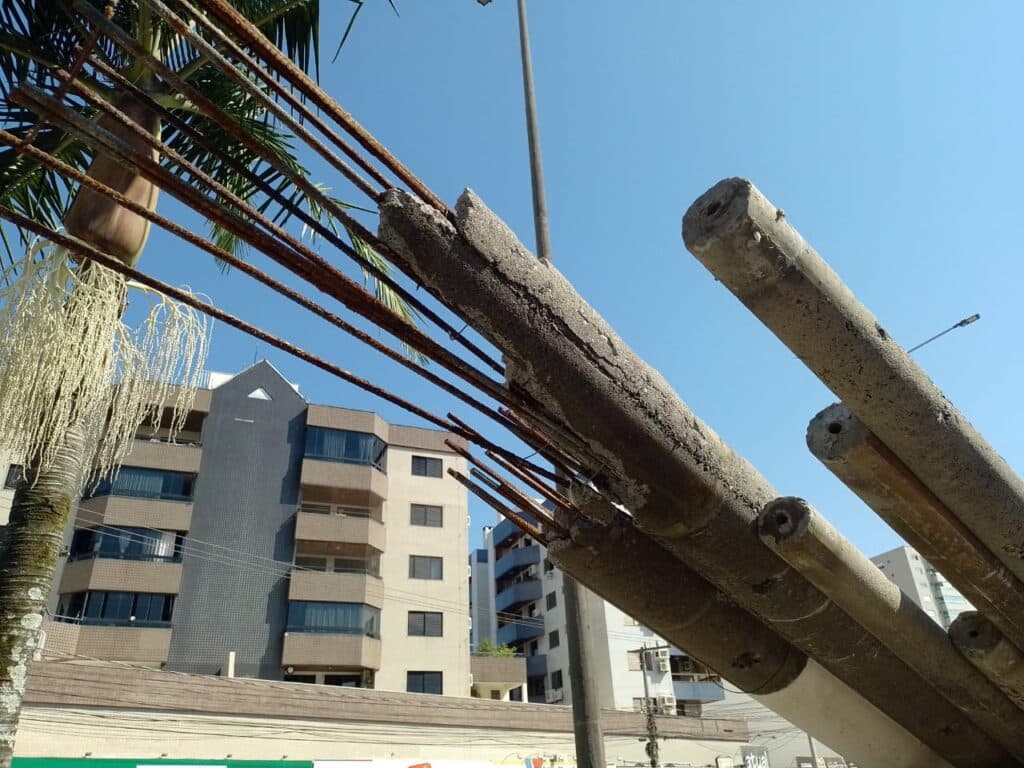 Retirada de antigos postes na Avenida Marcolino Martins Cabral está na reta final