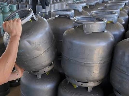 Bandidos matam cão de guarda para furtar 80 botijões de gás