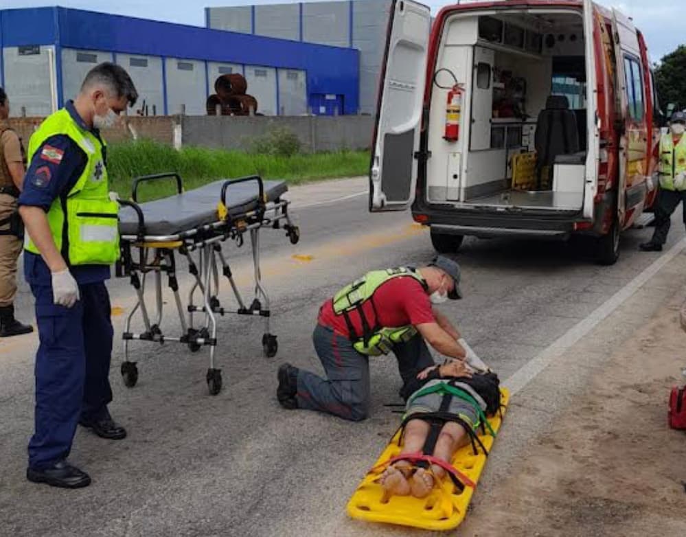 Mulher fica ferida ao cair da garupa de moto