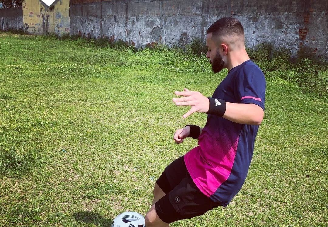 Homem que sofreu lesão na coluna após partida de futebol volta a ter movimento das pernas