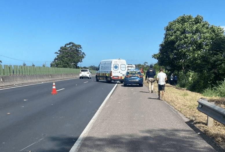 Motociclista morre após cair e ser atingido por carro