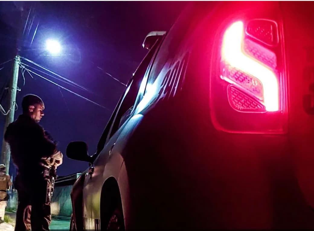 PM usa spray de pimenta e atira com balas de borracha em confusão após encerramento de festa