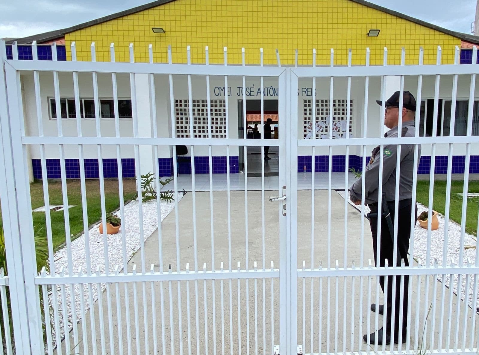 Aulas são suspensas e segurança é reforçada em escolas da região após chacina