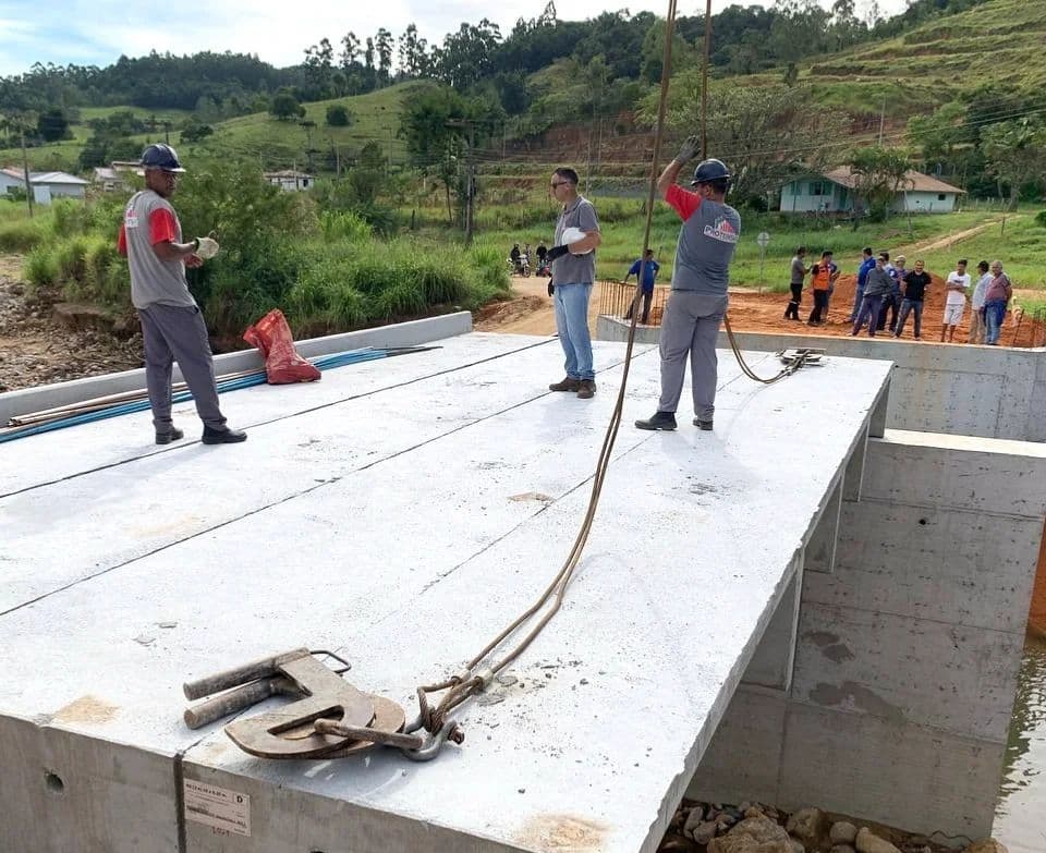 Nova ponte é instalada onde antiga estrutura foi carregada pela água
