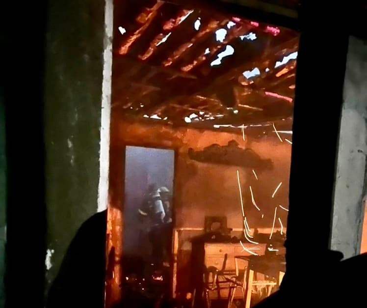 Casa invadida por usuários de drogas é destruída por incêndio