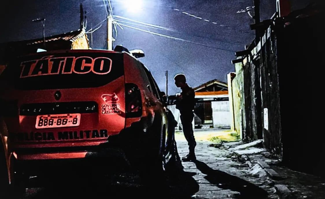 Traficante tenta fugir da polícia, mas é preso em seguida