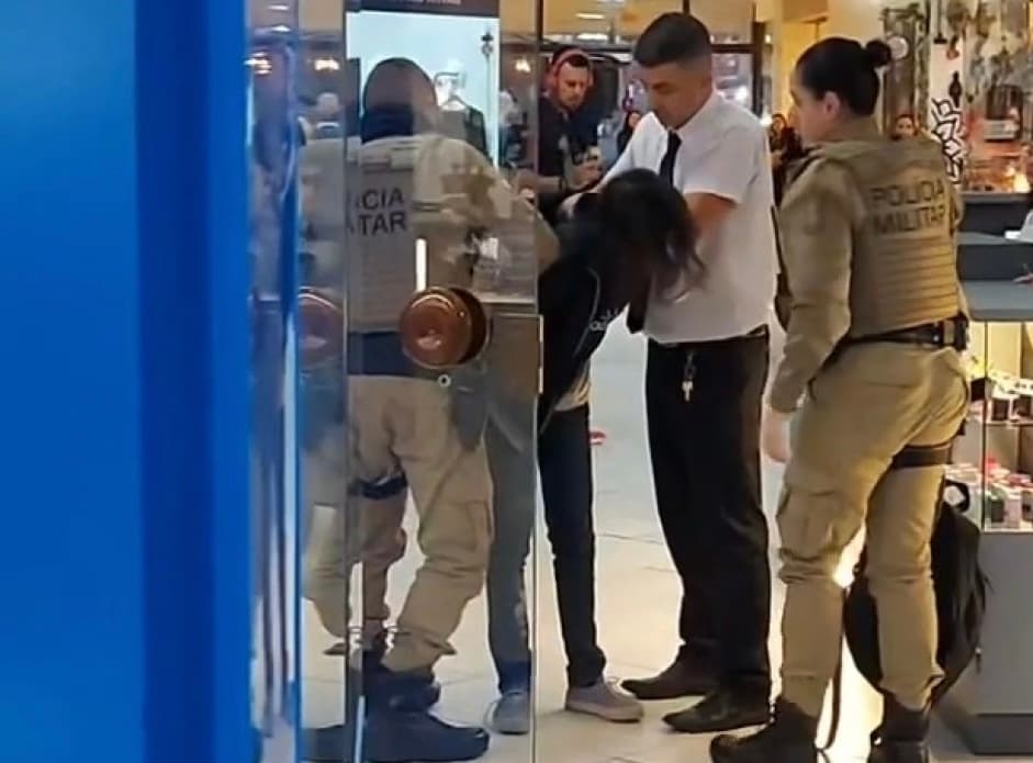 Mulher é detida por lojistas após furtar roupas e sair correndo