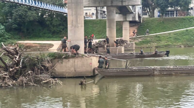 Limpeza das colunas das pontes no Rio Tubarão é retomada
