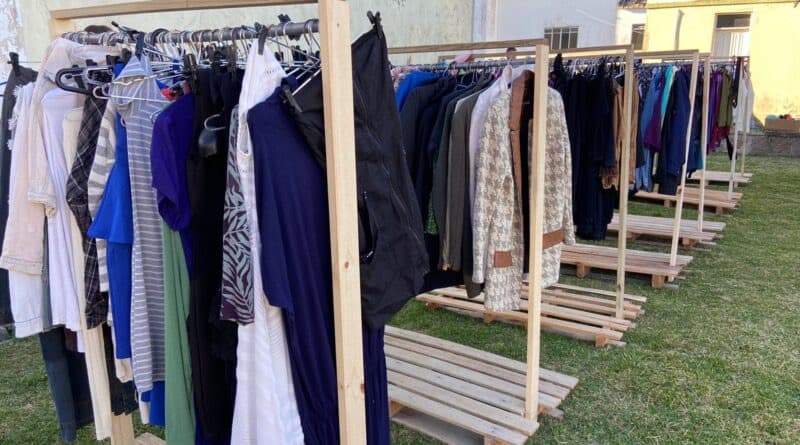 Quase 3 mil peças de roupas estão disponíveis para quem necessita em Laguna