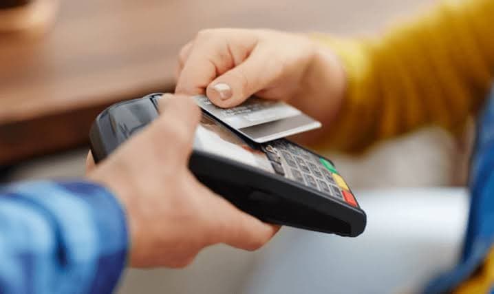 Funcionária de estabelecimento comercial é acusada de fazer compras com cartões de clientes