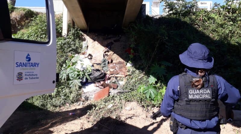 Objetos usados por usuários de drogas são encontrados durante limpeza em pontos de Tubarão