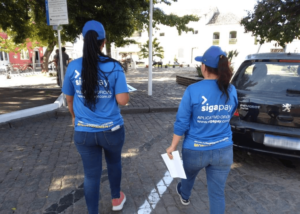 Monitores do estacionamento rotativo de Laguna são treinados e orientam usuários