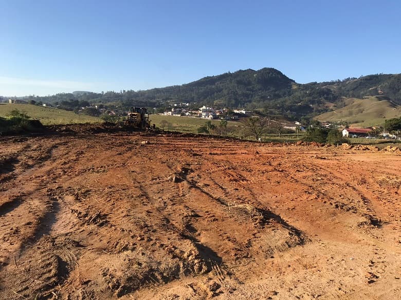 Terreno da Creche Modelo de Gravatal recebe terraplanagem