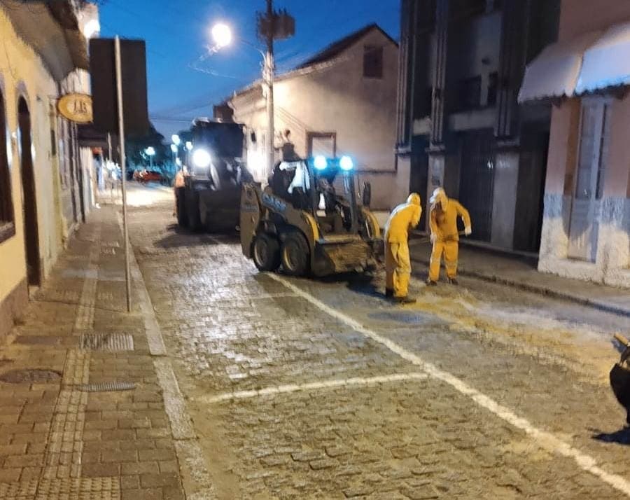 Após procissão de Corpus Christi, ruas de Laguna são limpas em menos de duas horas