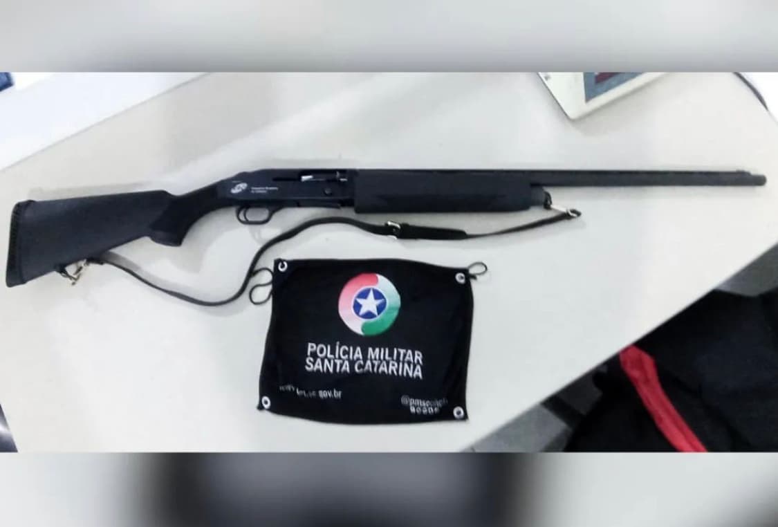 Homem tenta despejar ex-padrasto da casa da mãe falecida e ambos são presos