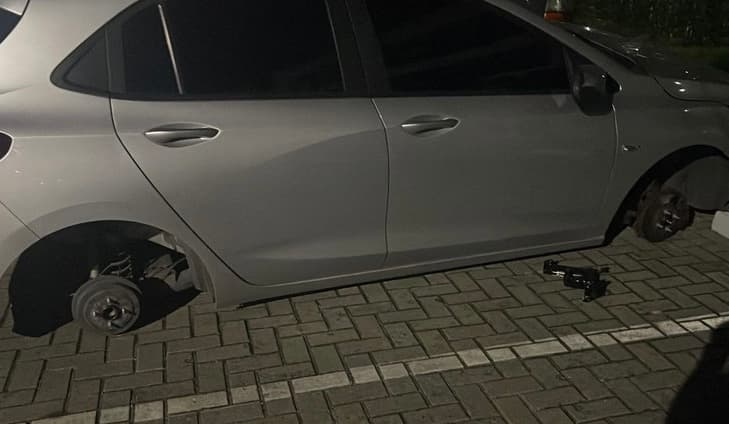 Carro roubado na região é encontrado depenado em outra cidade