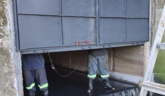 Comportas são instaladas ao longo do Rio Tubarão