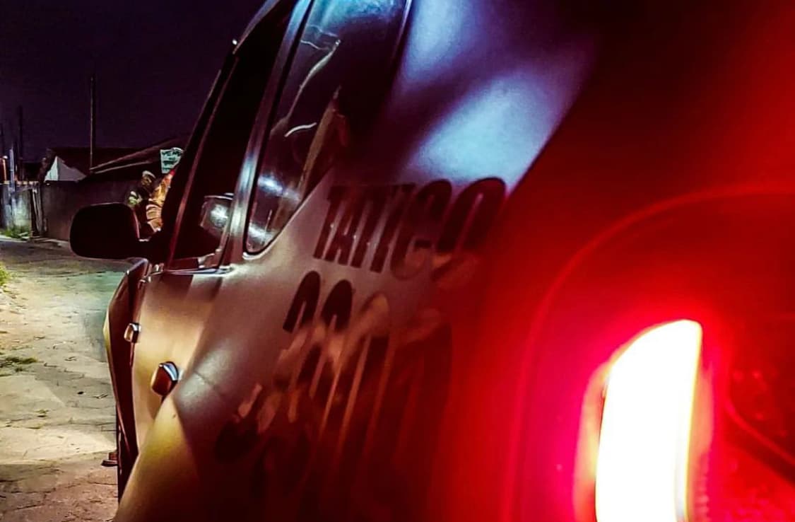 Motociclista fura barreira policial e coloca em risco pedestres e condutores