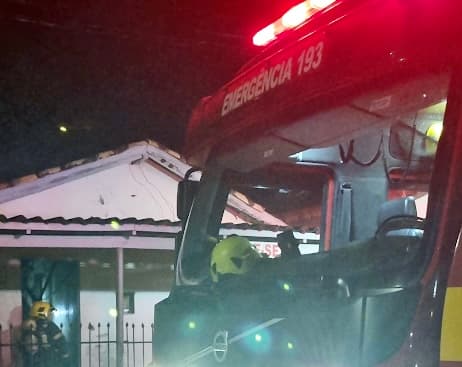 Casa abandonada frequentada por usuários de drogas pega fogo