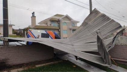 Ventos de até 113 km/h deixam casas destelhadas em SC; não há registros de estragos na Amurel