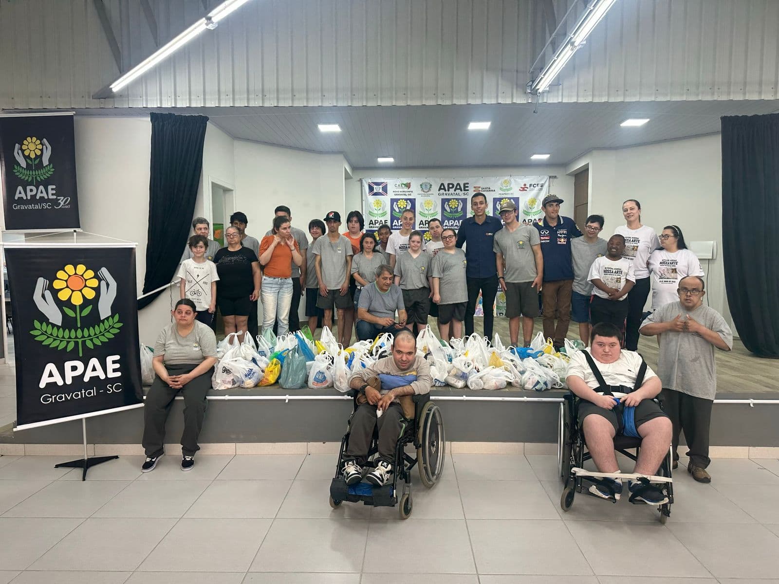 Alimentos arrecadados no Gigantes da Bola são entregues para instituições beneficentes