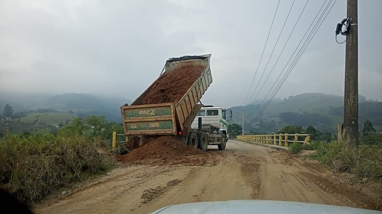 Parte de ponte cede em Gravatal e contenção é realizada