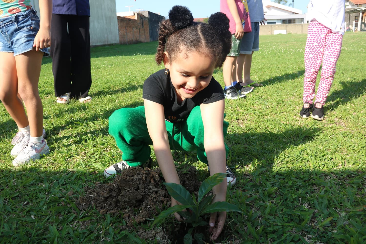 Ação do Dia da Árvore é promovida com crianças pela Tubarão Saneamento
