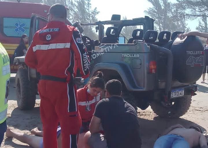 Veículo com seis pessoas capota na orla de praia de Jaguaruna
