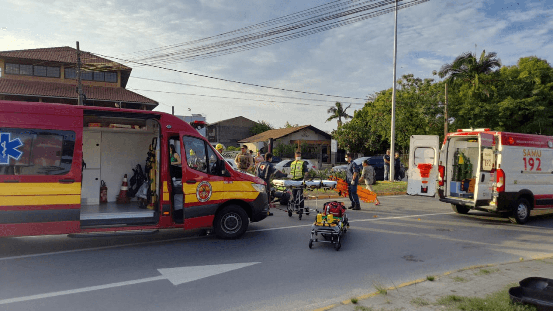 Motociclista fratura a perna após acidente na Avenida Marcolino