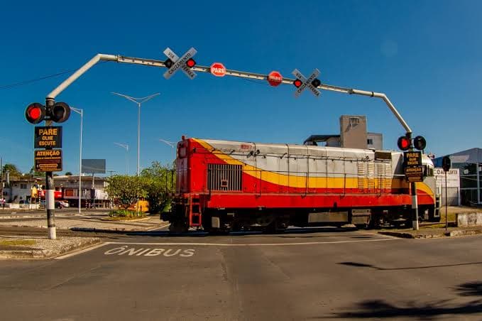 Mãe e filha são levadas ao hospital após colisão com trem