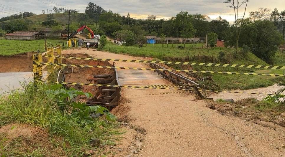 Chuvas deixam comunidade isolada e aulas são suspensas em Gravatal