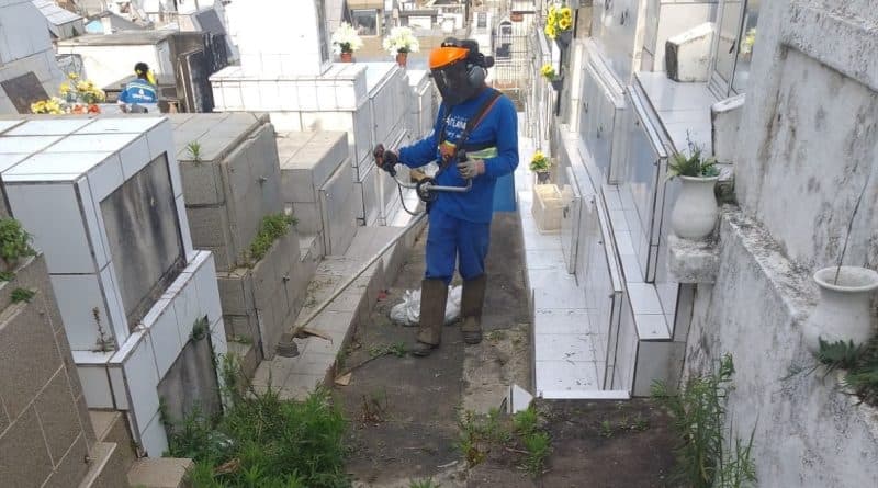 Cemitérios recebem limpezas por conta do Dia de Finados