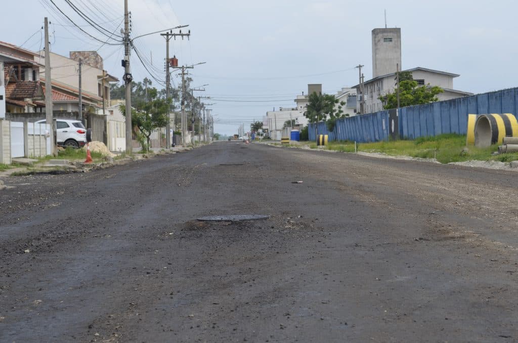 Rua dos Ferroviários deverá ser totalmente pavimentada nos próximos dias
