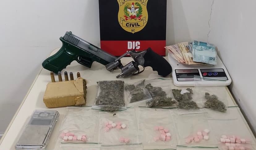 Responsáveis pelo perfil Universi Drogas são presos e drogas apreendidas