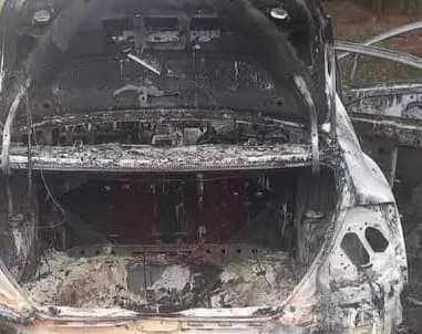 Carro é furtado e queimado enquanto o proprietário vai ao cinema