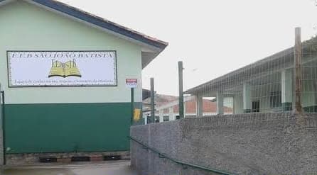 Estudante leva golpes de facão ao buscar bola em terreno ao lado da escola