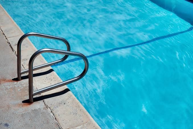 Bebê fica em estado grave após cair em piscina e se afogar