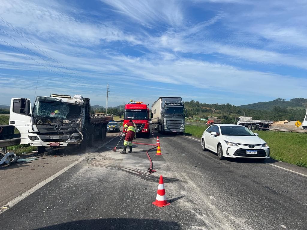Caminhoneiro fica gravemente ferido em acidente na BR-101