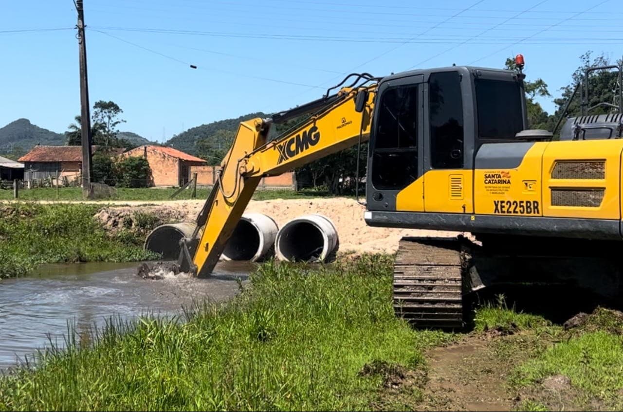 Alargamento e desobstrução do curso de água no KM 60 são retomados