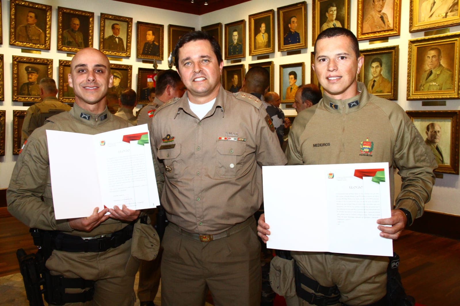 Policiais de Gravatal recebem homenagem do comando-geral da PM