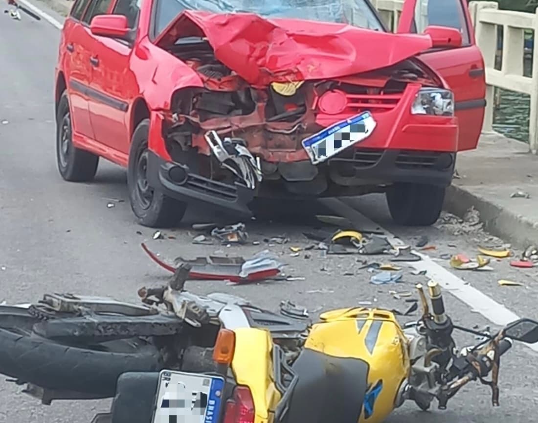 Motociclista morre após bater de frente com carro na ponte de Cabeçuda
