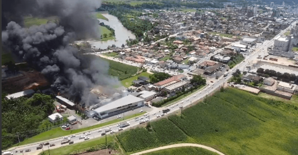 Galpão de empresa pega fogo e combate já dura mais de 4 horas