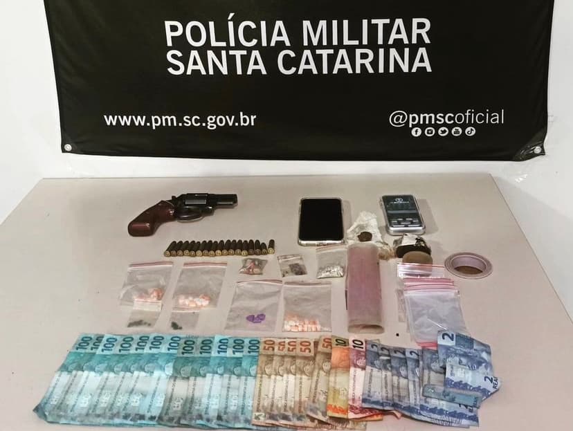 Homem é preso com arma e munições no carro; drogas são apreendidas