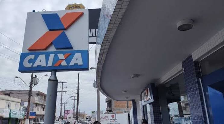 Mulher em surto quebra caixas eletrônicos de agência bancária