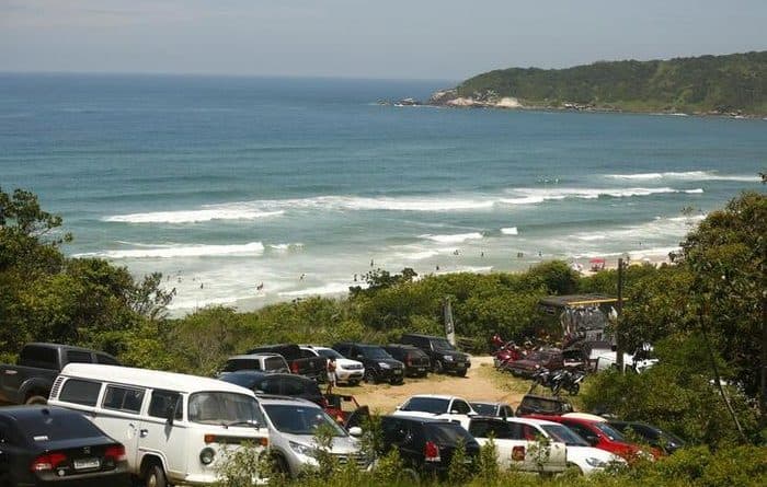 Trânsito de caminhões na Praia do Rosa passa a ter horário restrito
