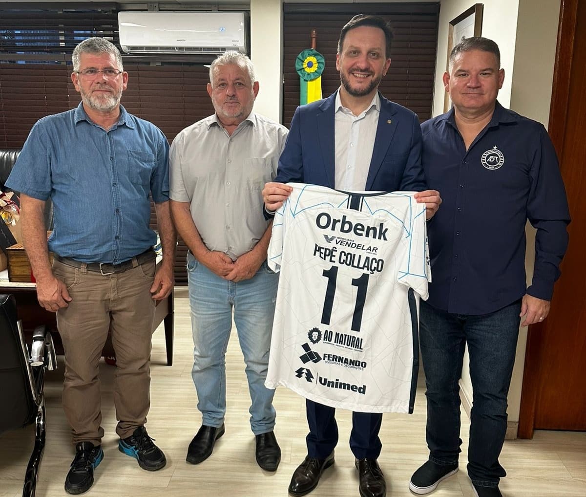 Deputados da região recebem camisas do Tubarão Futsal