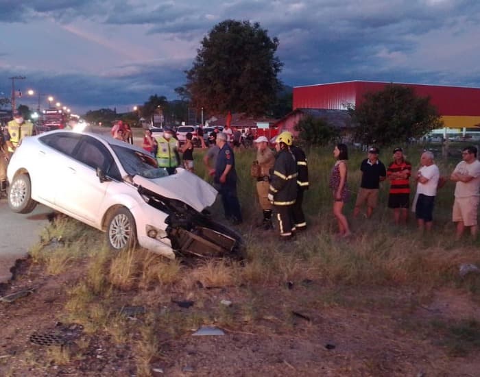 Colisão entre carro e caminhão deixa um morto em Gravatal