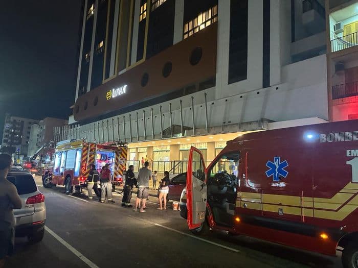 Princípio de incêndio em apartamento atingiu restos de madeira e papelão